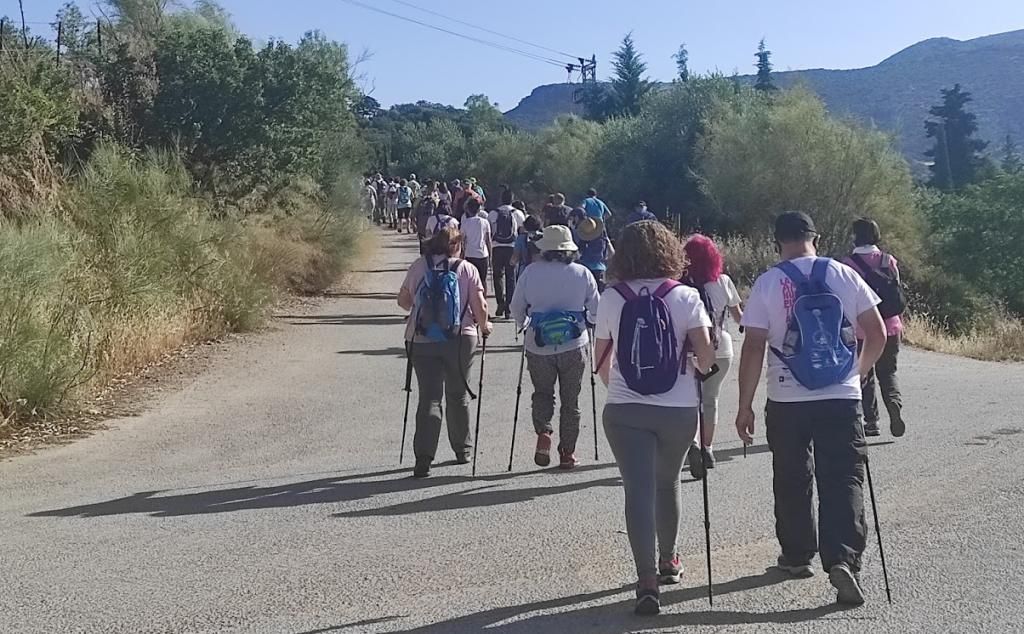 Nutrida presencia femenina en el senderismo de la Diputación
