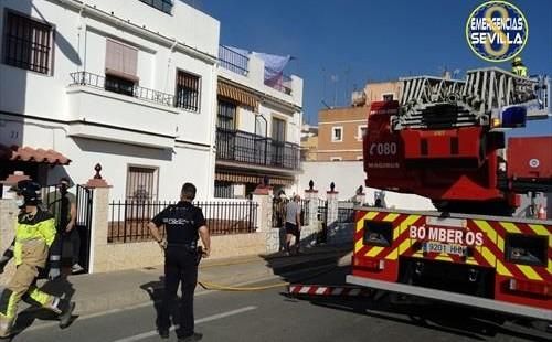 Un hombre de 70 años muere en un incendio en Sevilla y los bomberos rescatan a un bebé y a una mujer