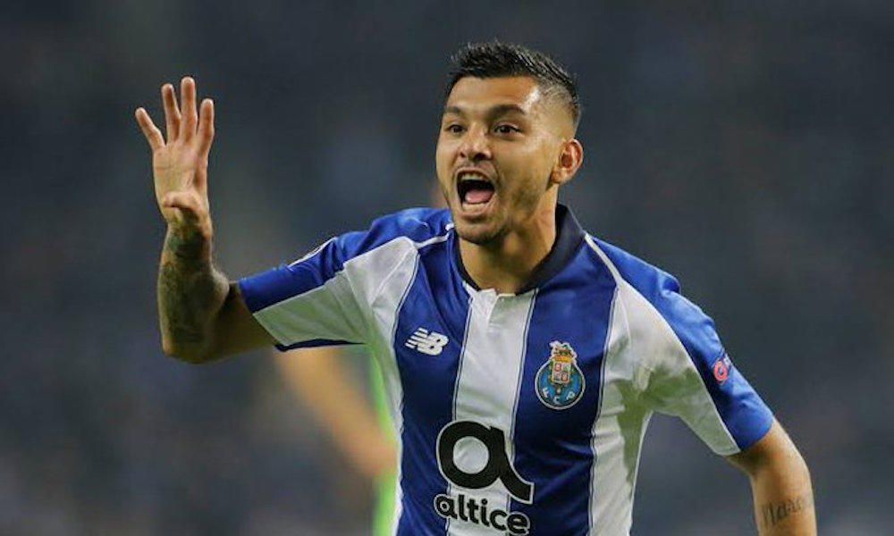 'Tecatito' Corona saldrá del Oporto en enero; el Sevilla FC atento, pero surge una dura competencia