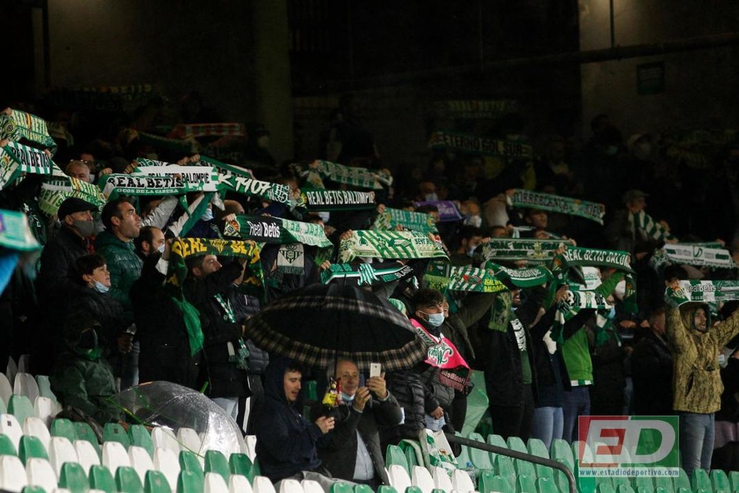 El Betis llama a la calma a su afición para evitar el cierre del Benito Villamarín