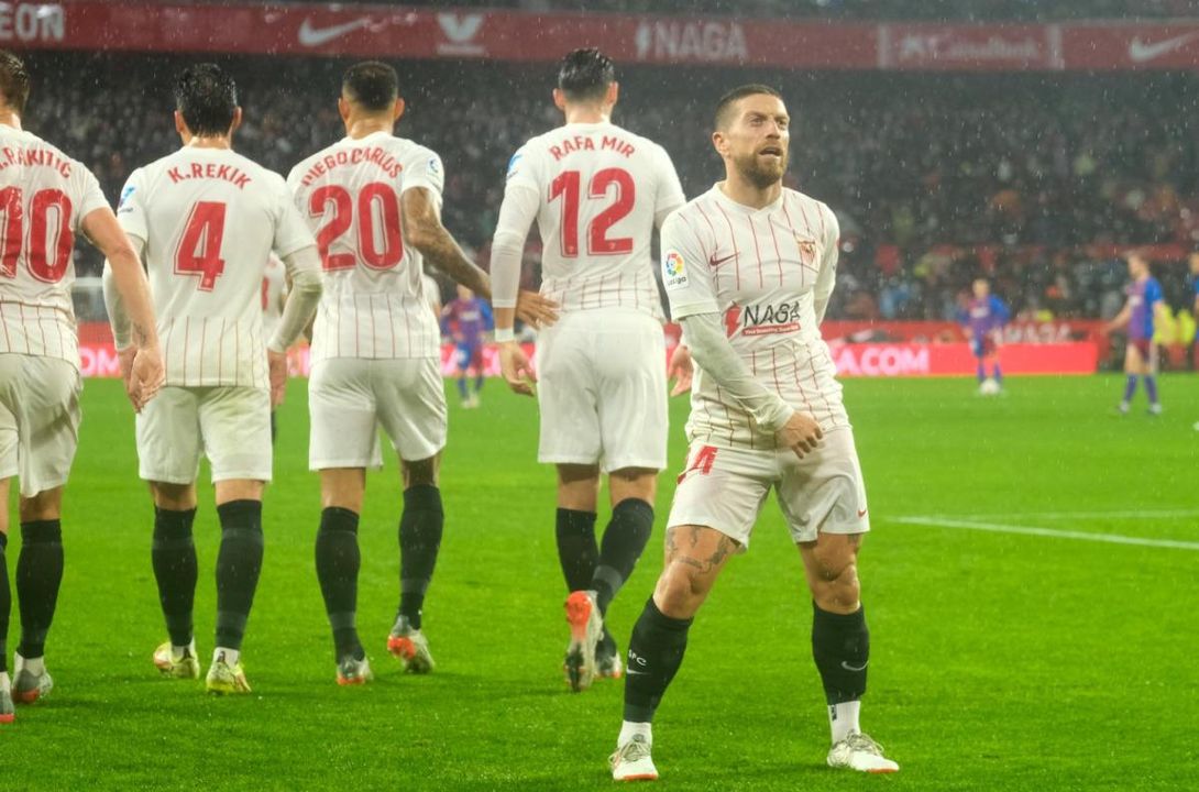 Los mejores bailes del Papu Gómez llegan desde el centro de la pista