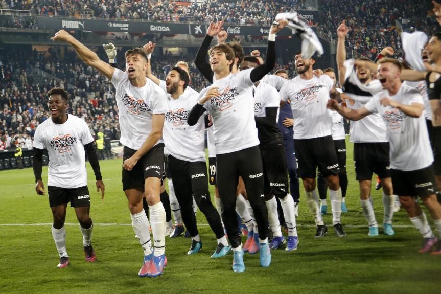 Fiesta en Mestalla al grito de "Nos vamos a Sevilla"
