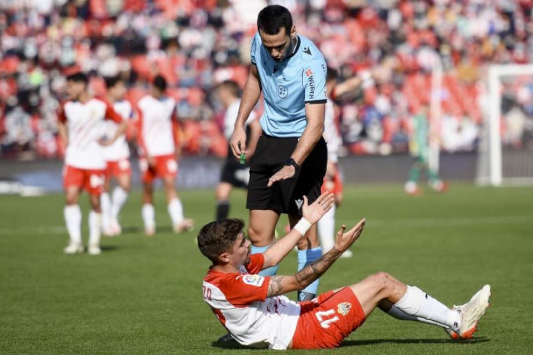 Tras la polémica del VAR contra el Zaragoza, al Almería le pitará un árbitro que no le trae buenos recuerdos