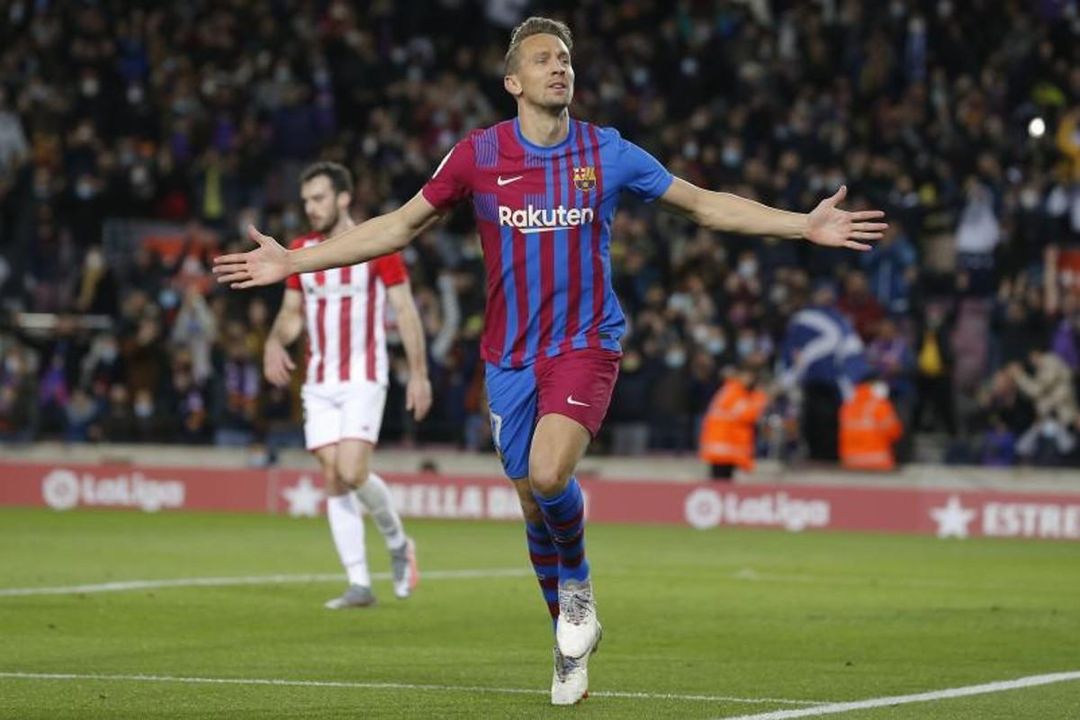 Convenció a Xavi, comenzó el 2022 siendo el mejor delantero de Europa... y ahora Van Gaal le da otro palo