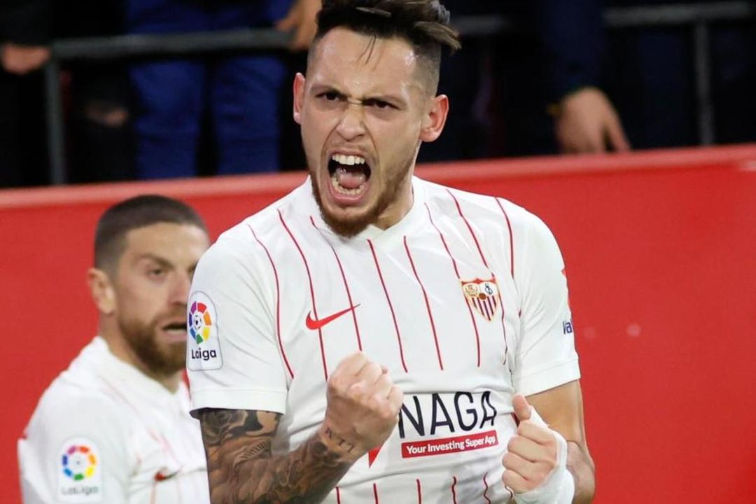 Los 'buitres' acosan al Sevilla y Ocampos responde