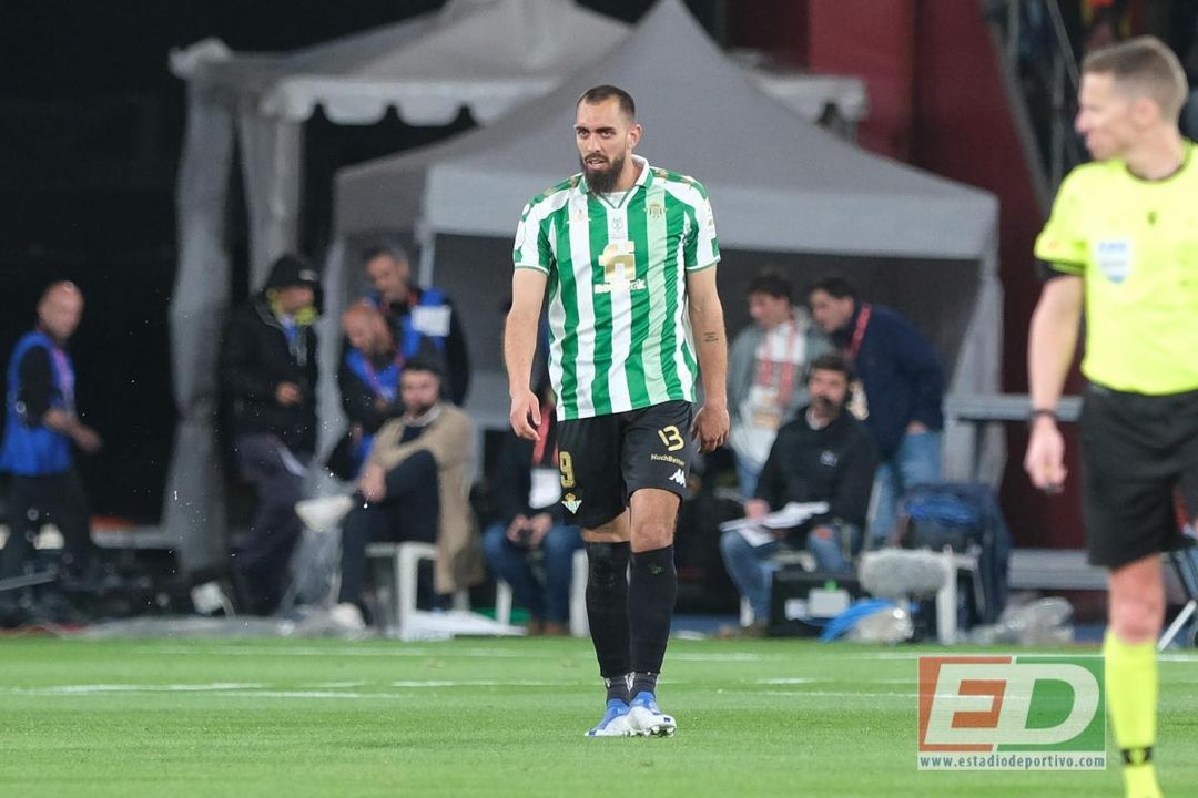 Borja Iglesias, MVP de la final, dormirá con la medalla: "Ya no me la quito de aquí"