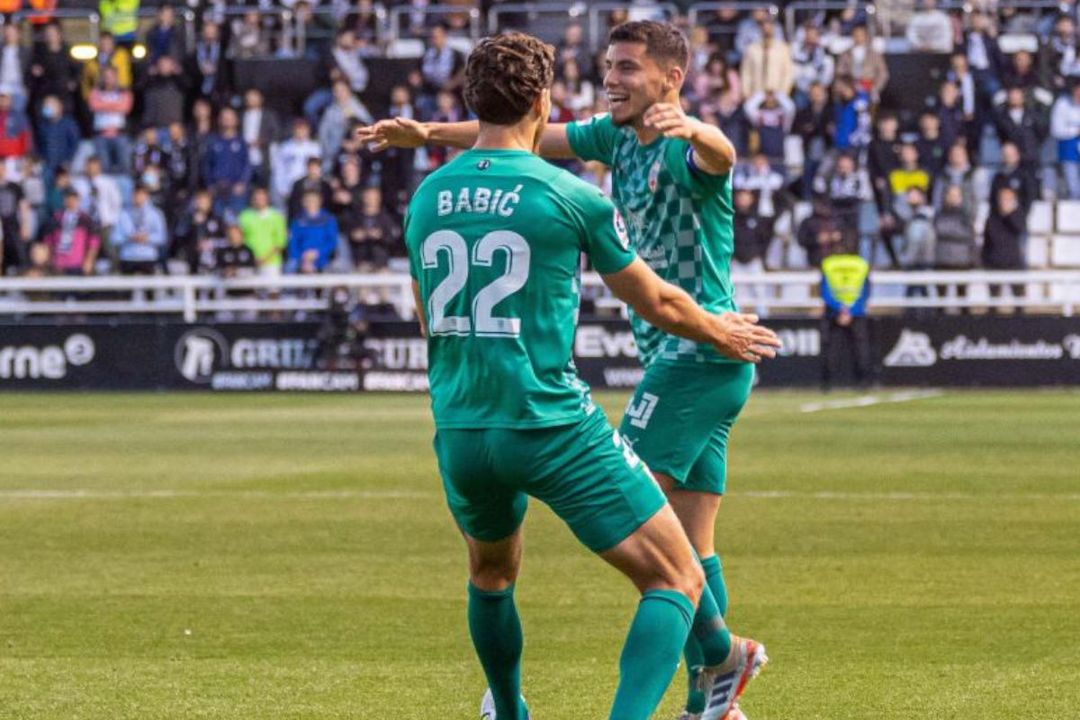 La victoria en Burgos permite al Almería soñar más que nunca con el ascenso