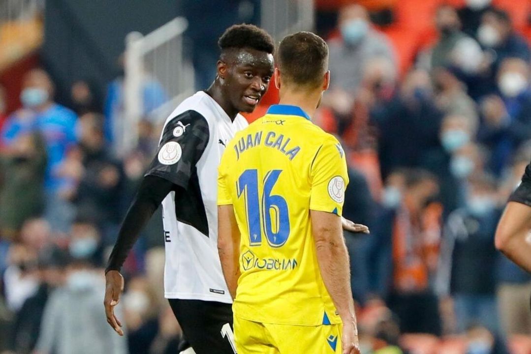 Diakhaby carga, de nuevo, contra Cala y se ve lejos de Valencia