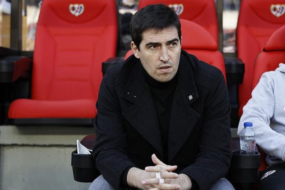 Iraola echa balones fuera al hablar de su renovación