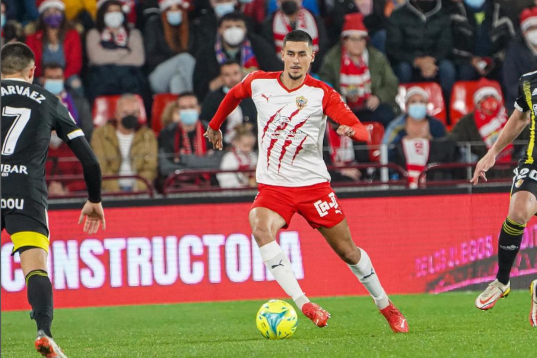 El Villarreal busca sustituir a Mandi por una de las piezas fundamentales del Almería