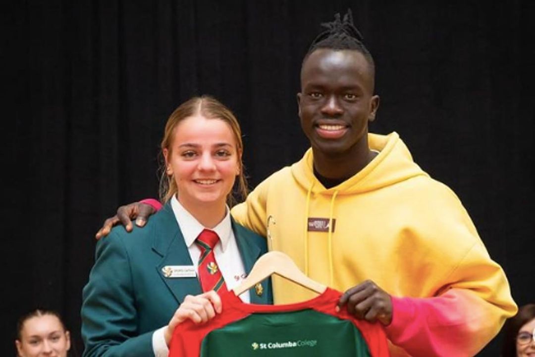 Awer Mabil es homenajeado en su colegio de Austrlia