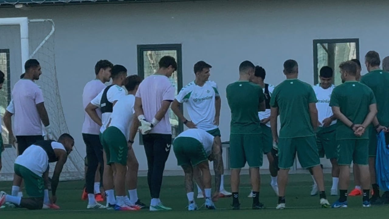 Diego Llorente ya se suma a las órdenes de Pellegrini en un Betis pendiente ya de Aitor Ruibal
