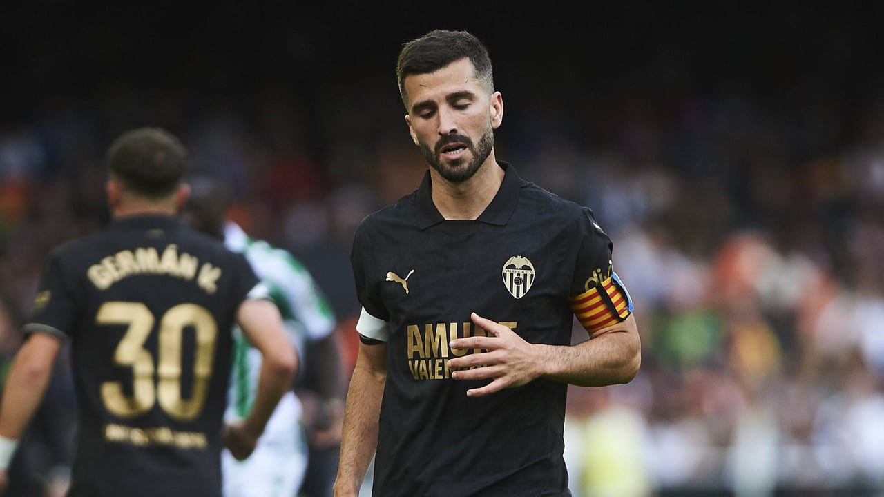 Gayà, capitán del Valencia, da una gran lección: viaja a Valladolid a pesar de que no puede jugar