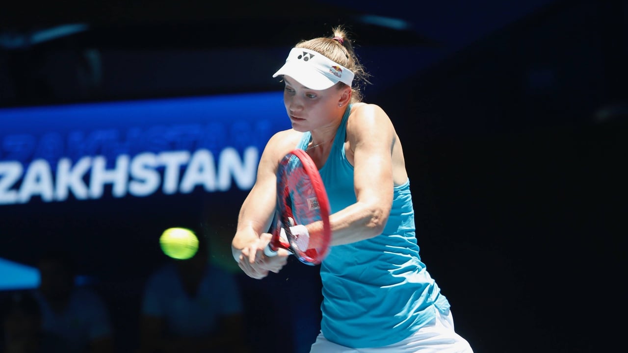 Rybakina pasa de sus problemas y desafía a Swiatek