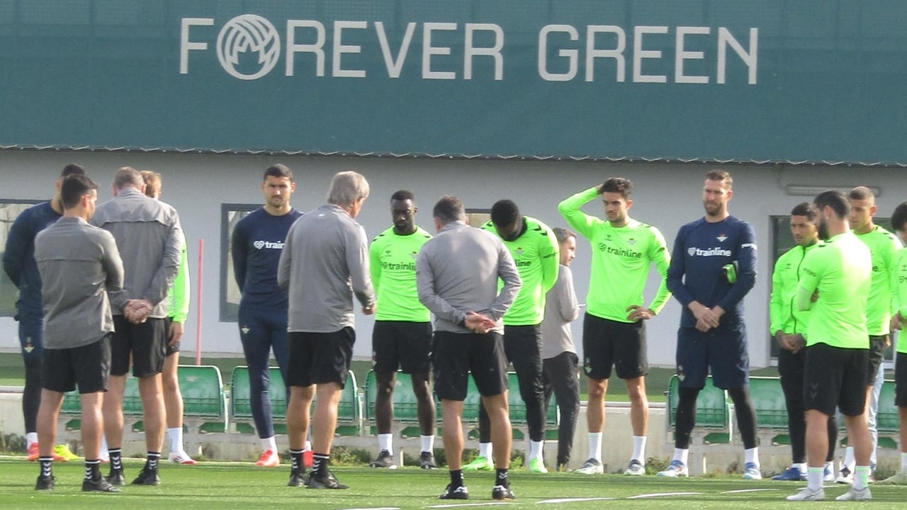 El Betis vuelve al trabajo con ocho bajas, ruido de derbi y sermón de Pellegrini