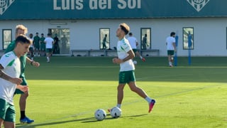 Iker Losada y Fidalgo instalan la normalidad en una sesión en el deadline day del Betis sin Ángel Ortiz