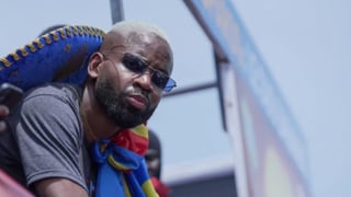 Bakambu celebra la clasificación al Mundial con un cambio de 'look' mientras el Betis le espera