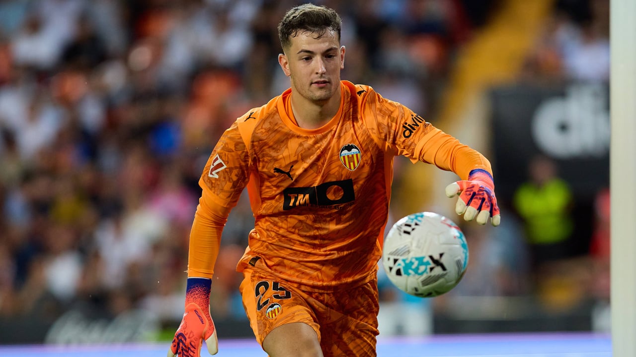 Agirrezabala hace saltar las alarmas en el Valencia con una nueva lesión