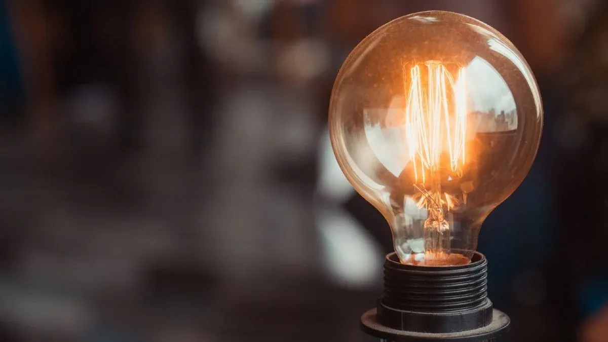 Precio de la luz el viernes 03 de febrero de 2023: cuándo está más barata y más cara