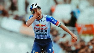 Remco Evenepoel, inmovilizado, y Nairo Quitana se retira