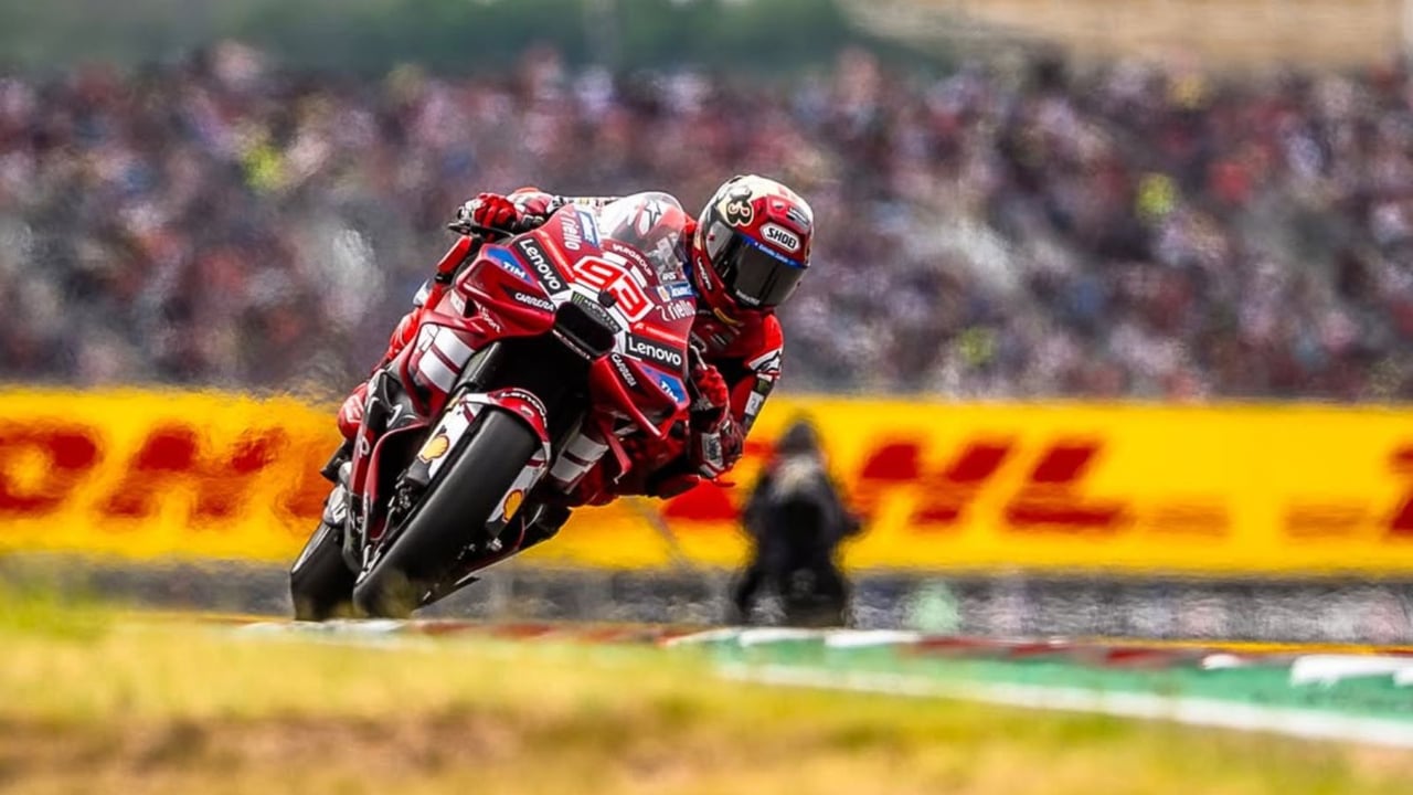 Bezzecchi reina, Jorge Martín avisa y Marc Márquez saca petróleo de Texas