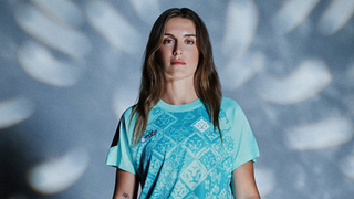 Alexia Putellas ya posa con la camiseta del London City Lionesses