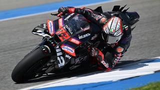 Bezzecchi manda con la Aprilia y Marc Márquez vuelve a irse al suelo