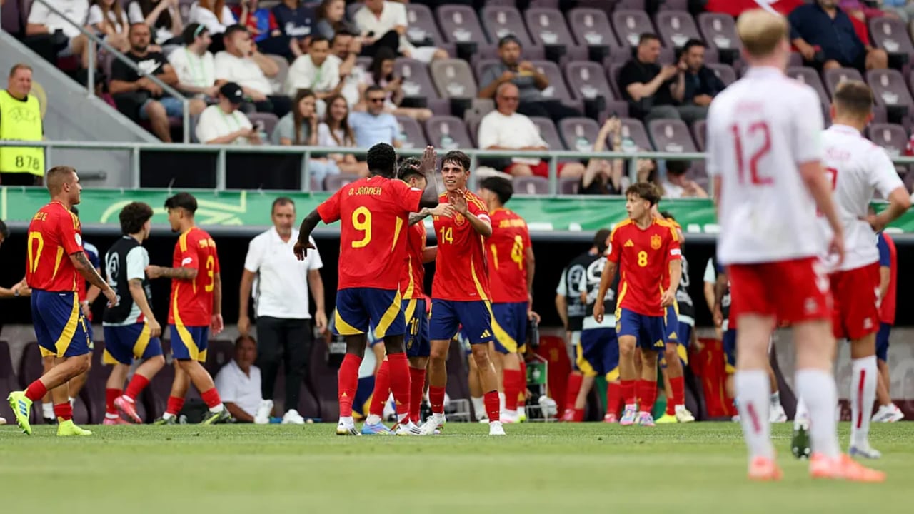 1-0: La campeona España, con el bético Pablo García de inicio, cumple en el arranque
