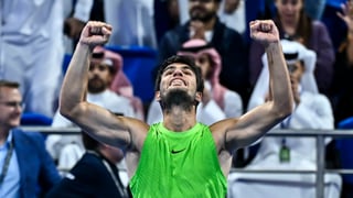 Carlos Alcaraz reina en Doha con una exhibición exprés