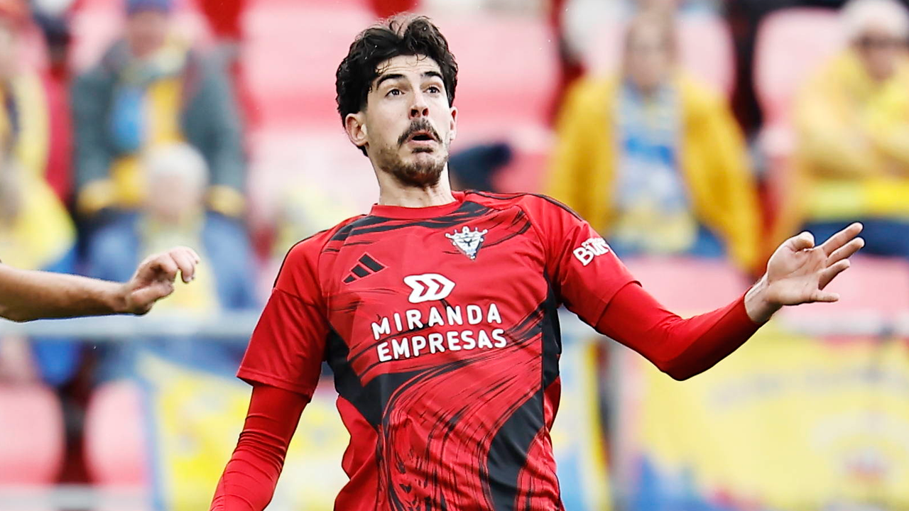 El Mirandés sobrevive y la 'culpa' la tiene Carlos Fernández