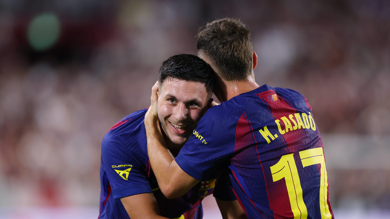 Marc Casadó y Roony Bardghji, en la rampa de salida del Barcelona
