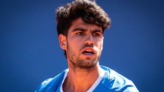 Carlos Alcaraz pasa a octavos de final con muchos problemas en Barcelona