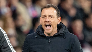 Dardo de Alberto González apuntando al Albacete tras el golpe sobre la mesa ante el Racing de Santander