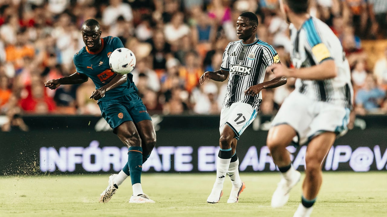 Diakhaby, tras la primera bronca de la temporada en Mestalla: "Creo que la afición debe estar más unida con nosotros"