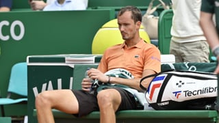 Daniil Medvedev toca fondo, se lleva con él a otro cabeza de serie y limpia el cuadro para Jannik Sinner en Montecarlo