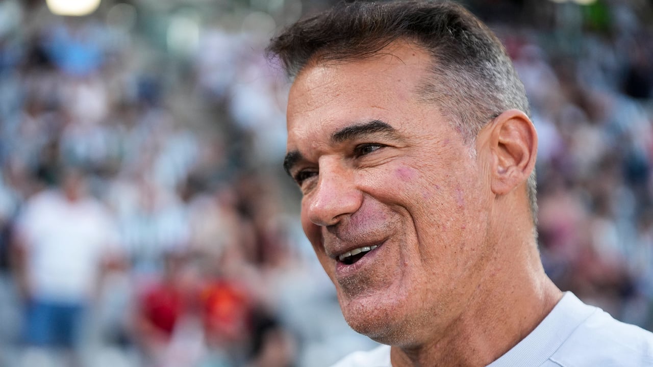 García Plaza admite las limitaciones de la plantilla del Sevilla y pone un objetivo realista: "Hemos tenido que vender para inscribir"