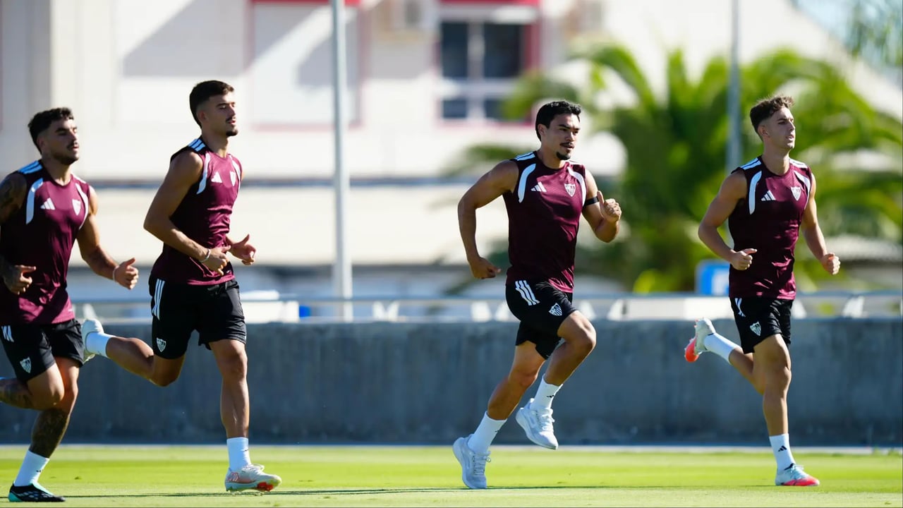 Luis García 'esconde' el balón a los suyos en la última sesión de la semana