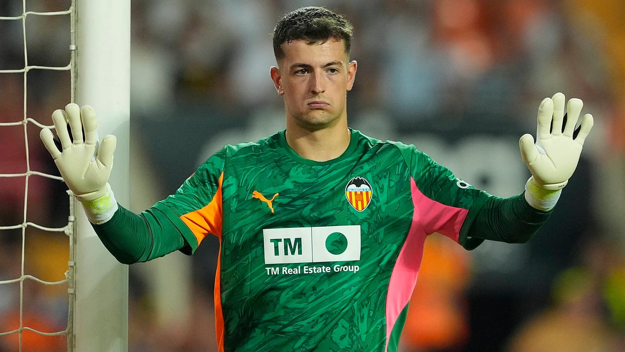 Echa más leña al fuego con la cláusula de Agirrezabala en el Valencia: "Perjudica muchísimo"