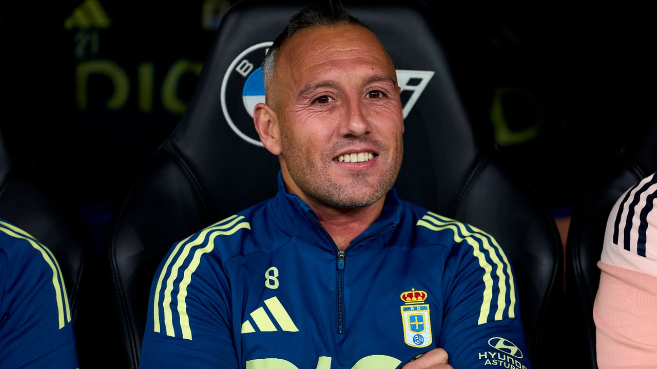 Santi Cazorla la lía en el derbi asturiano a la llegada del Real Oviedo