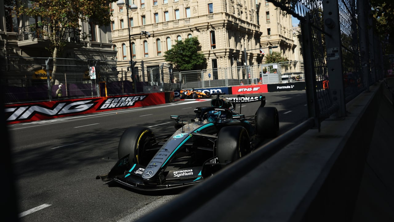Russell se lleva la victoria ante un inspirado Verstappen y Antonelli tiene más cerca el título