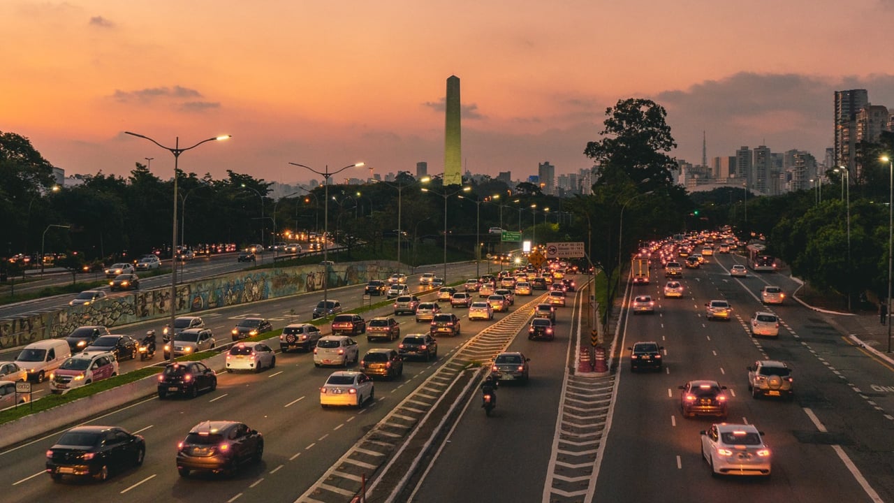 La mejor hora para viajar en coche durante las vacaciones: Evita atascos en la 'operación salida' de la DGT