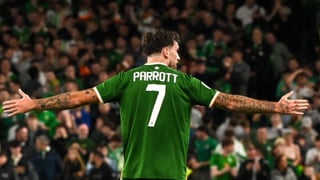 Troy Parrott sigue de dulce con Irlanda: golazo 'maradoniano' y doblete de penalti