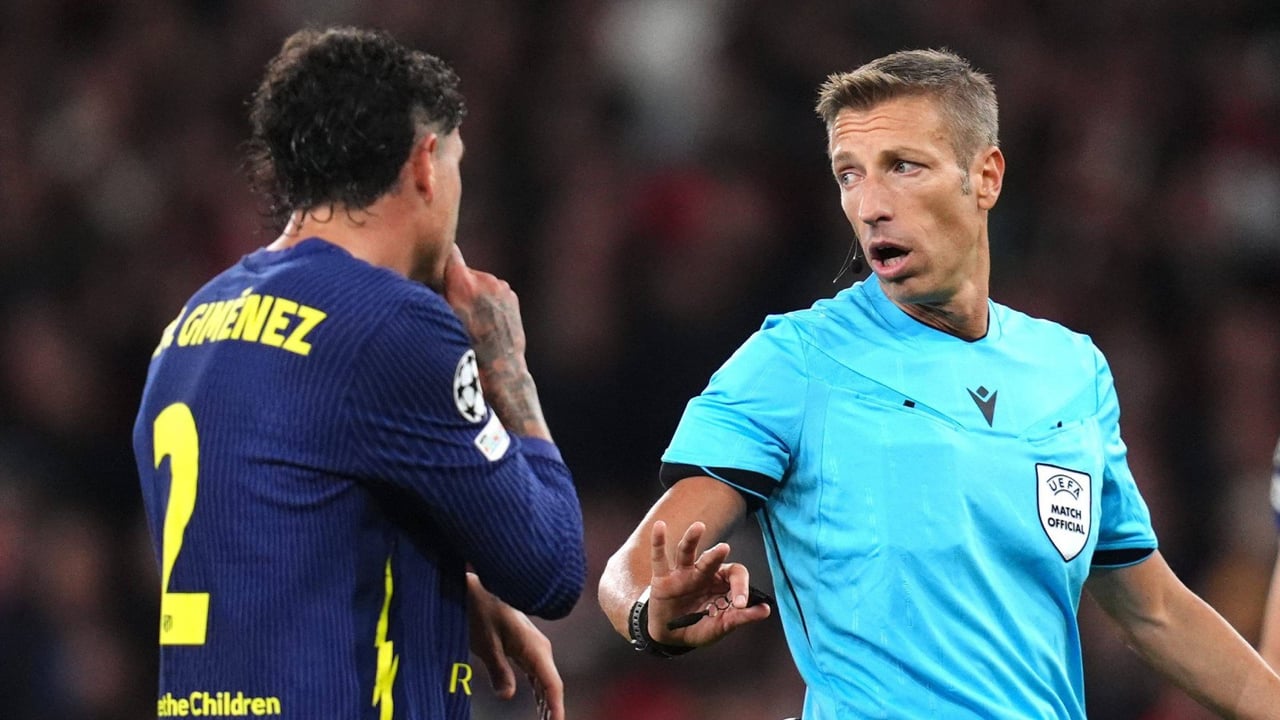 Giménez alimenta la polémica del Arsenal - Atlético de Madrid: "El 1-0 viene de una falta que no es"