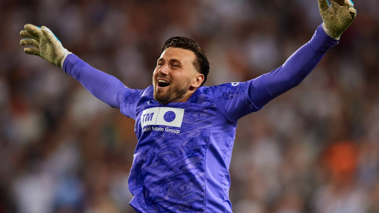 Un problema menos para Carlos Corberán: Dimitrievski se queda en el Valencia