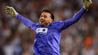Un problema menos para Carlos Corberán: Dimitrievski se queda en el Valencia