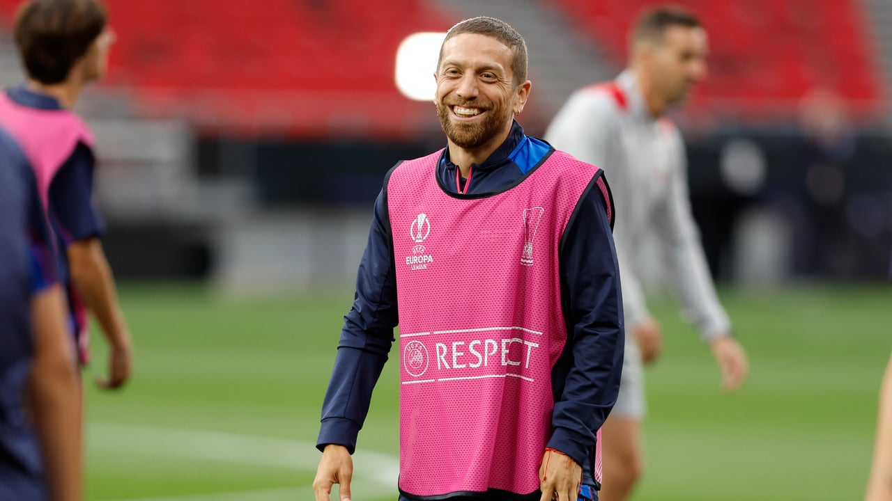 El 'Papu' puede aliviar al Sevilla, que aún confía en que dé tiempo a "entradas y salidas"