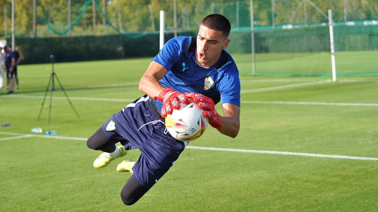 El Granada mira al mercado de fichajes y ya suena un nombre para la portería