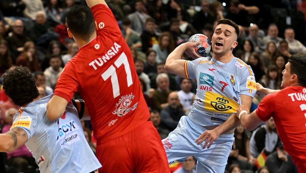 Los Hispanos siguen goleando y estarán en la final de su torneo