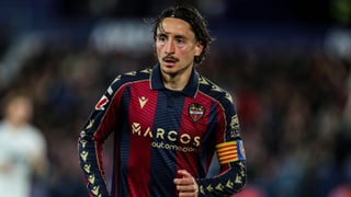 Pablo Martínez, baja prolongada: el capitán del Levante sufre un esguince en la rodilla