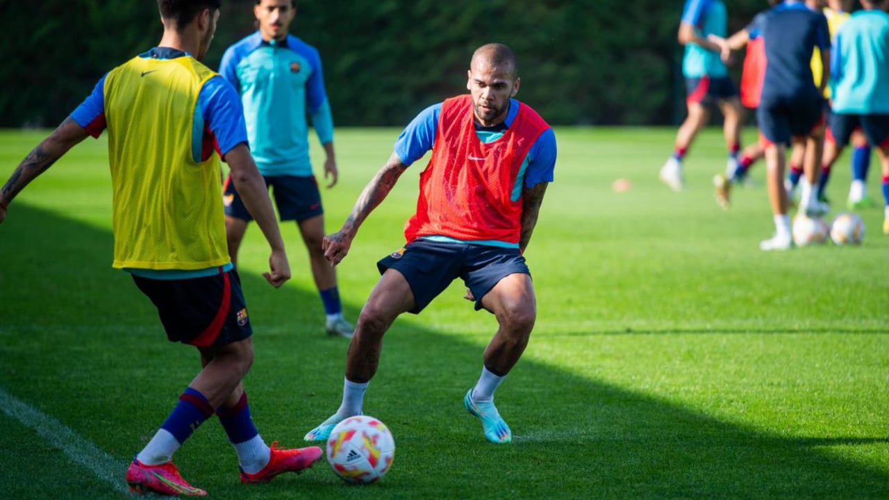 Dani Alves 'ficha' por el filial del Barça mientras Pumas le espera